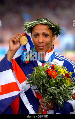 Leichtathletik - Olympische Spiele 2004 in Athen - 1500 m der Frauen - Finale. Der britische Kelly Holmes erhält die Goldmedaille Stockfoto