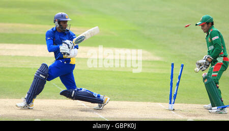 Cricket - ICC World Twenty20 Cup 2009 - Warm Up Match - Bangladesch - Sri Lanka - Trent Bridge. Sri Lankas Indika de Saram wird von dem bangladeschischen Shakib Al Hasan sauber gesäbt Stockfoto