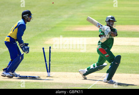 Cricket - ICC World Twenty20 Cup 2009 - Warm Up Match - Bangladesch - Sri Lanka - Trent Bridge. Bangladeshs Shakib Al Hasan wird von Sri Lankas Ajantha Mendis angekrübt Stockfoto