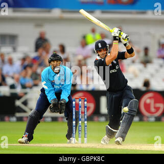 Cricket - ICC World Twenty20 Cup 2009 - Warm Up Match - England gegen Schottland - Trent Bridge. Der englische Kevin Pietersen und der schottische Colin Smith während des Twenty20-WM-Aufwärmmatches in Trent Bridge, Nottingham, Stockfoto