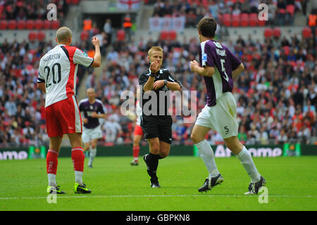 Fußball - FA Trophy - Finale - Stevenage Borough gegen York City - Wembley Stadium. Steve Morison von Stevenage Borough (links) appelliert an Schiedsrichter Mike Jones, den Yorker David McGurk zu buchen (rechts) Stockfoto