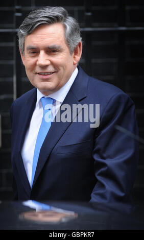 Premierminister Gordon Brown verlässt die Downing Street 10, um an der Fragestunde des Premierministers im Unterhaus teilzunehmen. Stockfoto