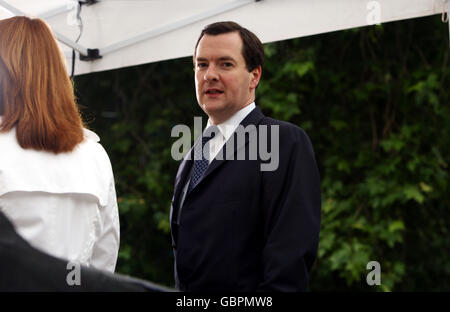 Schattenkanzler George Osborne spricht mit der Presse über Abingdon Green in der Nähe des Unterhauses im Zentrum von London. Stockfoto