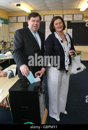 Taoiseach Brian Cowen und seine Frau Mary gaben ihre Stimmen bei den Kommunal- und Europawahlen an der Mucklagh National School in Co Offaly, Irland, ab. Stockfoto