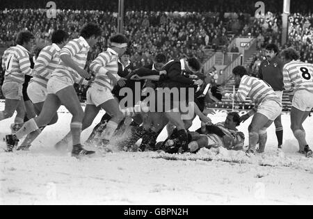 Eine drei-Zoll-Schneedecke bedeckt den Twickenham-Pitch für das 100. Varsity-Match zwischen der Oxford University und der Cambridge University, beobachtet von Prinz Andrew, der sein erstes öffentliches Solo-Engagement macht. Stockfoto