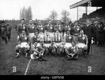 Das irische Team. Hintere Reihe, von links nach rechts; Capt. Billy Hinton, Denis Cussen, Noel Purcell, Andy Courtney, Charles Hallaran, Thomas McClelland, P Birmingham, Patrick Stokes. Mittlere Reihe, von links nach rechts; William Collopy, Ernie Crawford, George Doherty, Alexander Foster, George Stephenson, H Connor. Vordere Reihe, von links nach rechts; Thomas Mayne, Bill Cunningham. Stockfoto