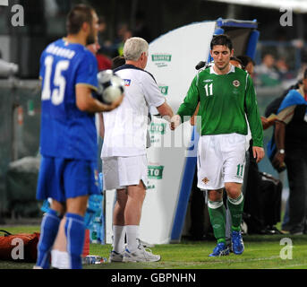 Der Cheftrainer von Nordirland, Nigel Worthington, schüttelt Stephen Carson während des International Friendly im Arena Garibaldi Stadium, Pisa, Italien, die Hände. Stockfoto