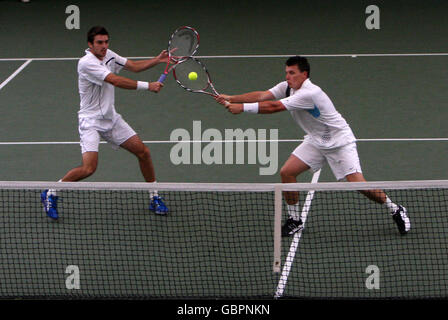 Tennis - die AEGON Trophy 2009 - Tag Acht - Nottingham Tennis Center. Der britische Ken Skupski (r) gibt den Schuss zurück, der von Colin Fleming, dem Partner seines Doppelspielers, genau beobachtet wurde Stockfoto