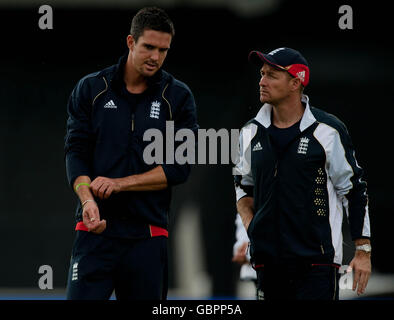 Der englische Kevin Pietersen erwärmt sich vor dem Spiel mit Physio Kirk Russell während des ICC World Twenty20 im Brit Oval in London. Stockfoto