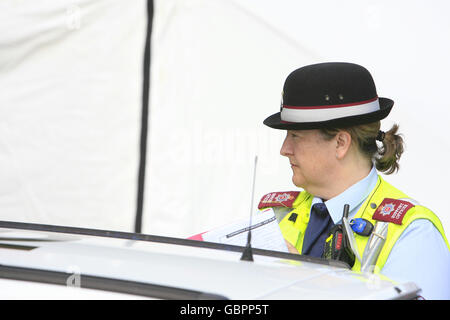 Die Polizei ist an einem Tatort in einem Haus auf der Hamilton Avenue in Cobham, Surrey, anwesend, wo die Leiche einer Frau in einer Mülltonne gefunden wurde. Stockfoto