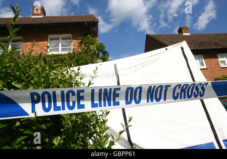 Die Polizei ist an einem Tatort in einem Haus auf der Hamilton Avenue in Cobham, Surrey, anwesend, wo die Leiche einer Frau in einer Mülltonne gefunden wurde. Stockfoto