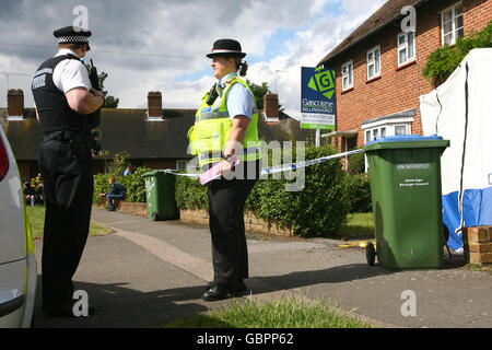 Die Polizei ist an einem Tatort in einem Haus auf der Hamilton Avenue in Cobham, Surrey, anwesend, wo die Leiche einer Frau in einer Mülltonne gefunden wurde. Stockfoto