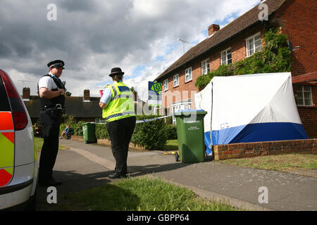 Die Polizei ist an einem Tatort in einem Haus auf der Hamilton Avenue in Cobham, Surrey, anwesend, wo die Leiche einer Frau in einer Mülltonne gefunden wurde. Stockfoto