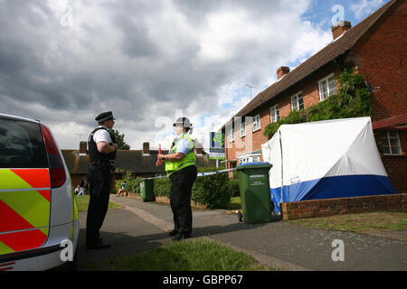 Die Polizei ist an einem Tatort in einem Haus auf der Hamilton Avenue in Cobham, Surrey, anwesend, wo die Leiche einer Frau in einer Mülltonne gefunden wurde. Stockfoto