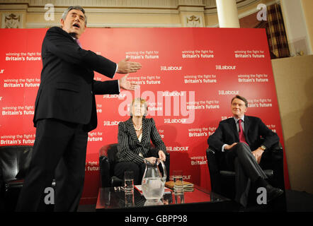 Premierminister Gordon Brown nimmt an einem Treffen in Stratford, Ost-London, Teil, wo er mit lokalen Aktivisten der Labour Party zusammen mit Harriet Harman und Peter Mandelson sprach. Stockfoto