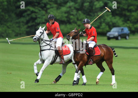 Prinz William (links) und Prinz Harry spielen für Umbango gegen Lovelocks in der Dorchester Trophy beim Cirencester Park Polo Cub. Umbango gewann das Spiel mit 8:5. Stockfoto