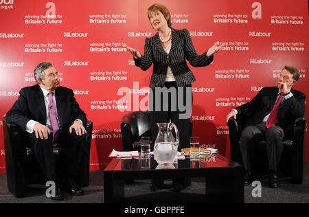 Harriet Harman nimmt an einem Treffen in Stratford, Ost-London, Teil, wo er mit lokalen Labour Party-Aktivisten mit Premierminister Gordon Brown (links) und Peter Mandelson sprach. Stockfoto