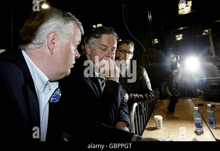 Eoin Ryan, Mitte von Fianna Fail, beobachtet, wie die Zählung bei den Europawahlen im RDS-Zentrum in Ballsbridge, Dublin, fortgesetzt wird. Stockfoto