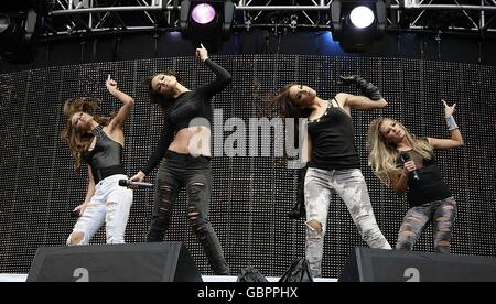 Die Samstage (von links nach rechts) spielen Una, Frankie, Rochelle und Mollie während des Capital 95.8 Summertime Balls mit Barclaycard im Emirates Stadium auf der Bühne. Stockfoto