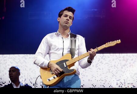 Capital 95.8 Summertime Ball 2009 - London. Mark Ronson tritt während des Capital 95.8 Summertime Balls mit Barclaycard im Emirates Stadium auf der Bühne auf. Stockfoto