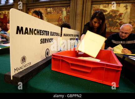 Die Wahlunterlagen des Europäischen Parlaments werden im Rathaus von Manchester, Manchester, vor den Ergebnissen gezählt, die später heute Abend bekannt gegeben werden sollen. Stockfoto