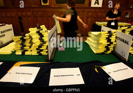 Die Wahlunterlagen des Europäischen Parlaments werden im Rathaus von Manchester, Manchester, vor den Ergebnissen gezählt, die später heute Abend bekannt gegeben werden sollen. Stockfoto