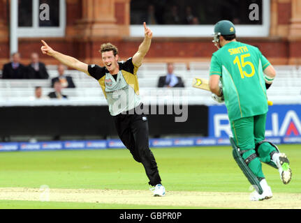 Der Südafrikaner Graeme Smith wird vom Neuseeländer Ian Butler während des ICC World Twenty20-Spiels im Lord's Cricket Ground, London, herausgekeult. Stockfoto