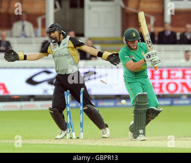 Der südafrikanische Roelof Van der Merwe wird vom Neuseeländer Nathan McCullum während des ICC World Twenty20-Spiels im Lord's Cricket Ground, London, ausgekillt. Stockfoto