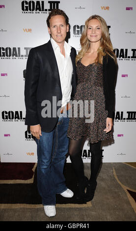 Brendan Cole und Zoe Hobbs treffen bei der Vorführung des neuen Films Goal III im Charlotte Street Hotel in London ein. Stockfoto