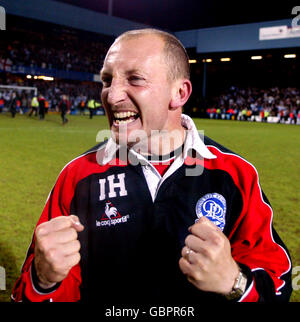 Fußball - Nationwide League Division Two - Play-off-Halbfinale - zweite Etappe - Queens Park Rangers gegen Oldham Athletic. Ian Holloway, Manager der Queens Park Rangers, feiert seinen Mannschaftssieg Stockfoto