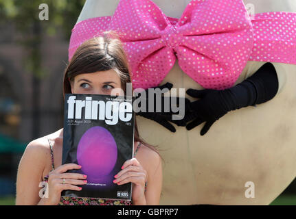 Start des Edinburgh Festival Fringe-Programms. Model Romana Abercromby startet das Edinburgh Festival Fringe Programm für 2009 im Stadtzentrum von Edinburgh. Stockfoto