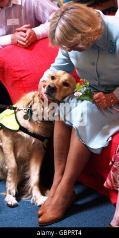 Herzogin von Cornwall besucht Helen & Douglass House. Die Herzogin von Cornwall streichelt einen Hund, als sie Kinder im Helen & Douglass House in Oxford besucht. Stockfoto