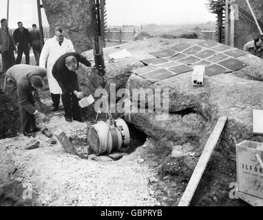 Radioaktives Natrium, das aus dem Stapel von Harwell gestürzt wurde, wurde verwendet, um Risse im 45 Tonnen schweren Trilithon 58 zu erkennen, der letzte der riesigen Steine, die bei der Restaurierung von Stonehenge in der Salisbury Plain an seine ursprüngliche Position gebracht wurden. Stockfoto