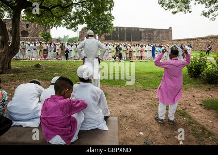 Neu-Delhi, Indien. 7. Juli 2016. Muslimischen Bevölkerung bietet Gebete am Morgen des Eid-al-Fitr am Feroz Shah Kotala Fort.  Bildnachweis: Abhishek Bali/Alamy Live-Nachrichten Stockfoto