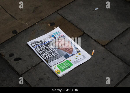 London, UK. 6. Juli 2016. Eine Abendzeitung liegt verworfene auf der Straße. Der ehemalige Premierminister Tony Blair ist wieder in den Schlagzeilen, da Chilcot Anfrage vorliegen. Kate Muggleton/Alamy Live-Nachrichten Stockfoto