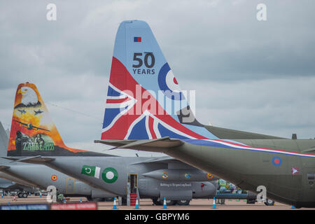 RAF Fairford, Gloucestershire, UK. 7. Juli 2016. Militärflugzeuge aus der ganzen Welt montieren für die 3-tägige Royal International Air Tattoo in Fairford. Bildnachweis: Malcolm Park Leitartikel/Alamy Live-Nachrichten Stockfoto