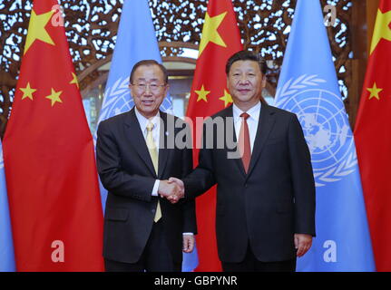 Peking, China. 7. Juli 2016. Chinese President Xi Jinping (R) trifft sich mit UN-Generalsekretär Ban Ki-Moon in Peking, Hauptstadt von China, 7. Juli 2016. Bildnachweis: Ju Peng/Xinhua/Alamy Live-Nachrichten Stockfoto