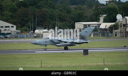 RAF Fairford, Gloucestershire, UK. 7. Juli 2016. Militärflugzeuge aus der ganzen Welt montieren für die 3-tägige Royal International Air Tattoo in Fairford. Bildnachweis: Malcolm Park Leitartikel/Alamy Live-Nachrichten Stockfoto