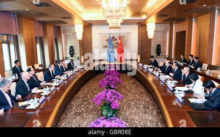 Peking, China. 7. Juli 2016. Chinesischen Außenminister Wang Yi führt Gespräche mit UN-Generalsekretär Ban Ki-Moon in Peking, Hauptstadt von China, 7. Juli 2016. Bildnachweis: Zhang Ling/Xinhua/Alamy Live-Nachrichten Stockfoto