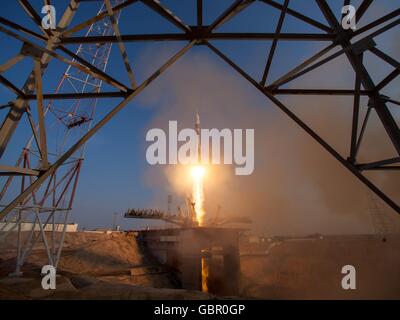 Baikonur Kosmodrom, Kasachstan. 7. Juli 2016. Das russische Sojus-MS-01-Raumschiff startet auf der internationalen Raumstation ISS Expedition 48 Crew vom Weltraumbahnhof Baikonur in Kasachstan 7. Juli 2016 trägt. US-amerikanischer Astronaut Kate Rubins, verbringen russische Kosmonauten Anatoly Ivanishin und japanische Astronaut Takuya Onishi vier Monate auf dem Orbital komplexe. Bildnachweis: Planetpix/Alamy Live-Nachrichten Stockfoto