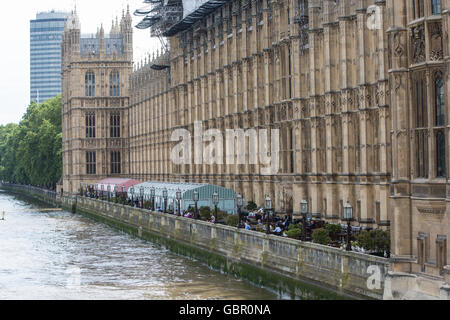 London, UK. 7. Juli 2016. Die Terrasse des Houses of Parliament, Teile davon früher nach eine Sicherheitswarnung im House Of Lords in Bezug auf ein Paket mit weißem Pulver geschlossen wurden. Berichte deuten darauf hin, dass das Paket, mit einem rassistischen Brief nach Lord Ahmed geschickt worden. Bildnachweis: Mark Kerrison/Alamy Live-Nachrichten Stockfoto