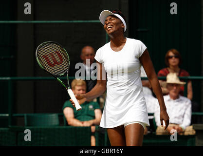 London, UK. 7. Juli 2016. All England Lawn-Tennis and Croquet Club, London, England. Wimbledon Tennis Championships Tag 11. Nummer 8 Samen Venus Williams (USA) reagiert, nachdem ihr zu dienen Nummer 4 aufgeschlüsselt ist Samen Angelique Kerber (GER). Bildnachweis: Action Plus Sport Bilder/Alamy Live News Stockfoto