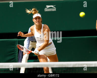 London, UK. 7. Juli 2016. All England Lawn-Tennis and Croquet Club, London, England. Wimbledon Tennis Championships Tag 11. . Nummer 4 Samen Angelique Kerber (GER) dient während ihr Halbfinalspiel gegen Nummer 8 Samen Venus Williams (USA). Bildnachweis: Action Plus Sport Bilder/Alamy Live News Stockfoto