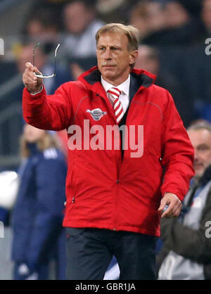 Datei - eine Datei Bild datiert 17. November 2013 zeigt die Trainer der türkischen national team, Christoph Daum, gestikulieren, während das "Spiel des Jahrhunderts" Fußballspiel zwischen Deutschland und der Türkei in der VeltinsArena in Gelsenkirchen, Deutschland. Foto: FRISO GENTSCH/dpa Stockfoto