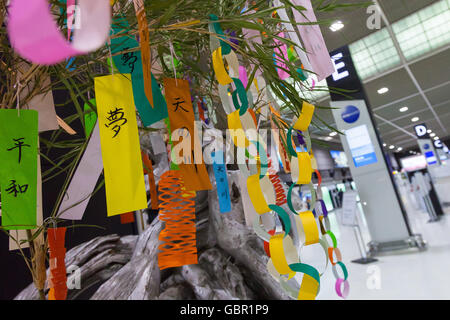 Chiba, Japan. 7. Juli 2016. Viele bunte Papier Streifen (Tanzaku) hängen auf Bambus-Stiele am Narita International Airport am 7. Juli 2016, Chiba, Japan. Die jährliche Feier des Tanabata seit der Edo-Zeit und erinnert an die Legende von zwei liebende, die getrennt von der Milchstraße, die nur einmal im Jahr am siebten Tag des siebten Monats treffen. © Rodrigo Reyes Marin/AFLO/Alamy Live-Nachrichten Stockfoto