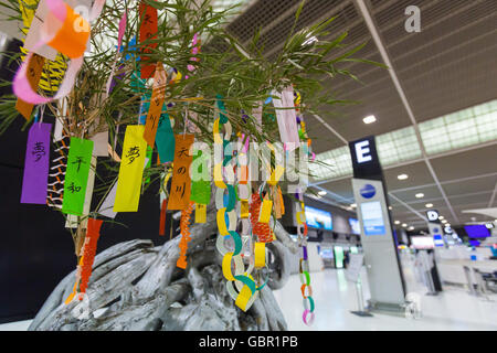 Chiba, Japan. 7. Juli 2016. Viele bunte Papier Streifen (Tanzaku) hängen auf Bambus-Stiele am Narita International Airport am 7. Juli 2016, Chiba, Japan. Die jährliche Feier des Tanabata seit der Edo-Zeit und erinnert an die Legende von zwei liebende, die getrennt von der Milchstraße, die nur einmal im Jahr am siebten Tag des siebten Monats treffen. © Rodrigo Reyes Marin/AFLO/Alamy Live-Nachrichten Stockfoto