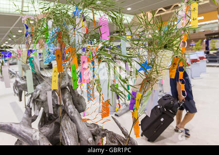 Chiba, Japan. 7. Juli 2016. Ein Passagier geht vorbei an vielen bunten Papierstreifen (Tanzaku) hängen Bambus-Stiele am Narita International Airport am 7. Juli 2016, Chiba, Japan. Die jährliche Feier des Tanabata seit der Edo-Zeit und erinnert an die Legende von zwei liebende, die getrennt von der Milchstraße, die nur einmal im Jahr am siebten Tag des siebten Monats treffen. © Rodrigo Reyes Marin/AFLO/Alamy Live-Nachrichten Stockfoto