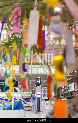 Chiba, Japan. 7. Juli 2016. Viele bunte Papier Streifen (Tanzaku) hängen auf Bambus-Stiele am Narita International Airport am 7. Juli 2016, Chiba, Japan. Die jährliche Feier des Tanabata seit der Edo-Zeit und erinnert an die Legende von zwei liebende, die getrennt von der Milchstraße, die nur einmal im Jahr am siebten Tag des siebten Monats treffen. © Rodrigo Reyes Marin/AFLO/Alamy Live-Nachrichten Stockfoto