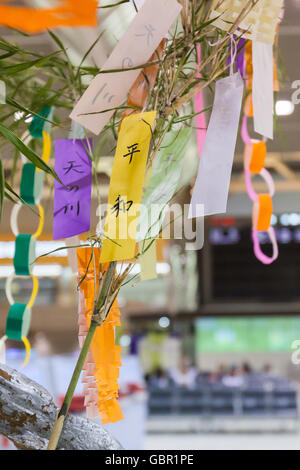 Chiba, Japan. 7. Juli 2016. Viele bunte Papier Streifen (Tanzaku) hängen auf Bambus-Stiele am Narita International Airport am 7. Juli 2016, Chiba, Japan. Die jährliche Feier des Tanabata seit der Edo-Zeit und erinnert an die Legende von zwei liebende, die getrennt von der Milchstraße, die nur einmal im Jahr am siebten Tag des siebten Monats treffen. © Rodrigo Reyes Marin/AFLO/Alamy Live-Nachrichten Stockfoto