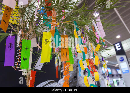 Chiba, Japan. 7. Juli 2016. Viele bunte Papier Streifen (Tanzaku) hängen auf Bambus-Stiele am Narita International Airport am 7. Juli 2016, Chiba, Japan. Die jährliche Feier des Tanabata seit der Edo-Zeit und erinnert an die Legende von zwei liebende, die getrennt von der Milchstraße, die nur einmal im Jahr am siebten Tag des siebten Monats treffen. © Rodrigo Reyes Marin/AFLO/Alamy Live-Nachrichten Stockfoto